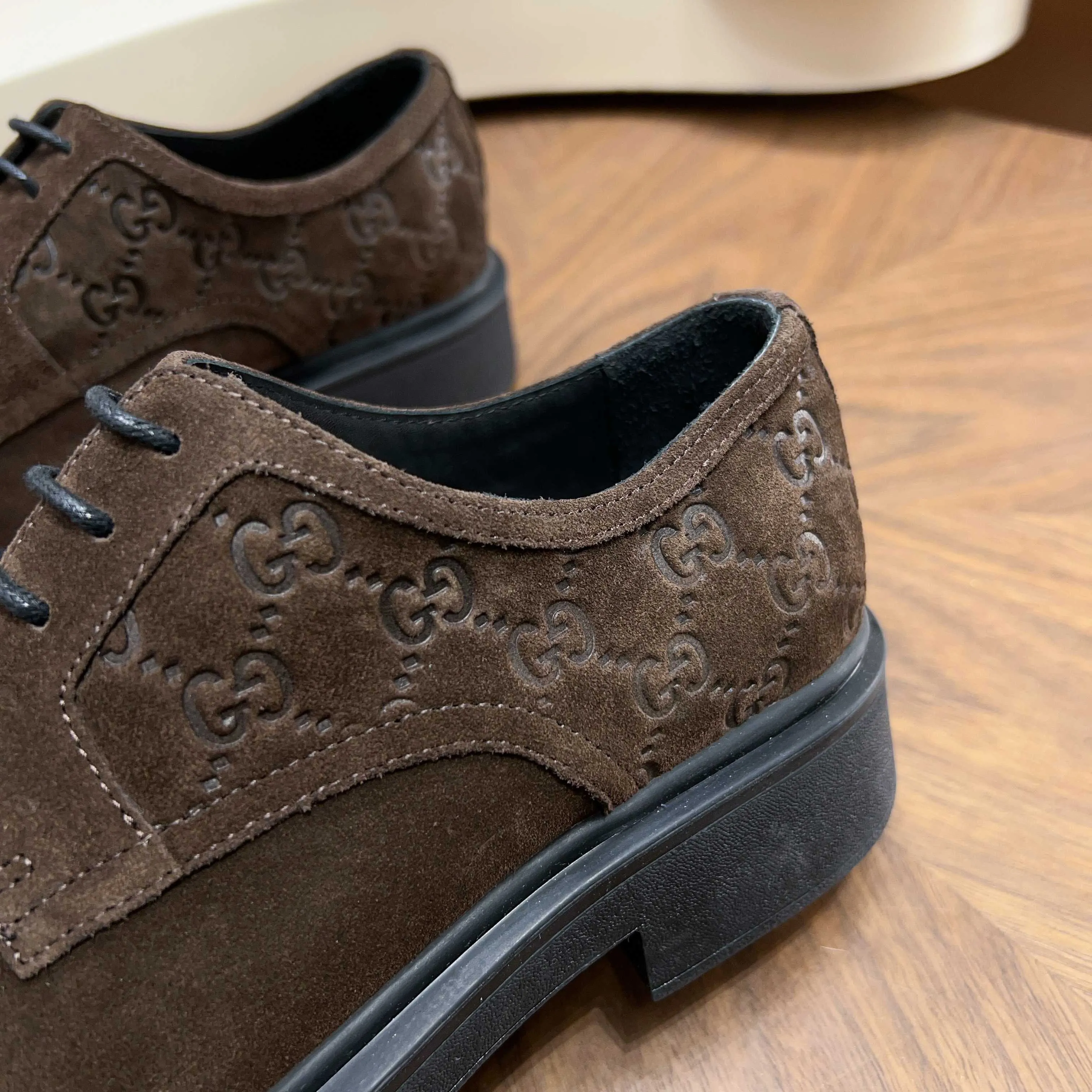 💰780 Gucci/Gucci new men’s lace-up shoes with GG details, matte cow leather derby shoes! The design of this men's lace-up shoe is rooted in the brand's heritage. Crafted from premium waxed cow leather, it is embellished with GG printed embossed suede leather details, a nod to Gucci's iconic monogram. The rubber sole decorated with GG pattern adds a touch of modern fashion to this design. Typical three-joint style design. European and American classic version, full calfskin lining. The overall upper texture is soft and the lining is comfortable and breathable. 2CM thickened soft rubber sole, easy to control. Versatile and stylish upper foot, multiple colors available to meet different matching needs, complete package! Size: 39-40-41-42-43-44 leather shoe size (38.45.46 can be customized)